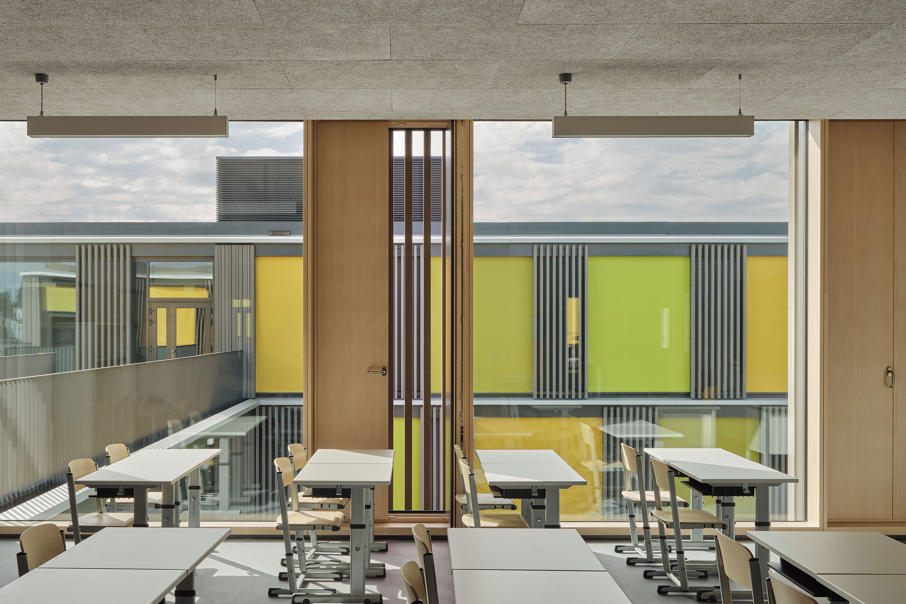 Klassenraum mit Blick durch die bodentiefen Fenster